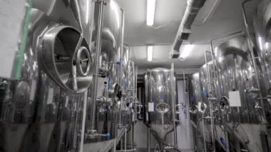 Bir Bira Fabrikasında Hizalanmış Konteynerlerin Yavaş Hareketi