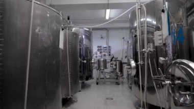 Yeni bir modern paslanmaz kaplar ile donatılmış bir bira düşük açı çekim.