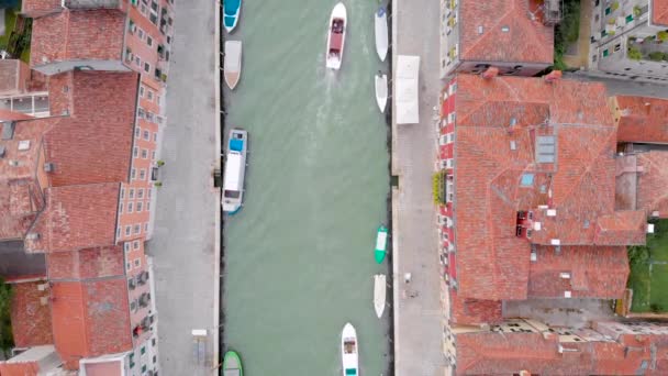 Venice, Italië. Uitzicht vanaf de top van het kanaal en de oude betegelde daken van huizen, een frame uit de lucht. Luchtfoto. — Stockvideo