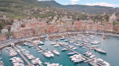 Hava atışı. Santa Margherita Ligure, Italya 'nın Ligurya sahilinde yer alan güzel bir tatil beldesi. Güzel evler ile, yat ve şehir İskelesi çerçevesinde, körfezin görünümü.