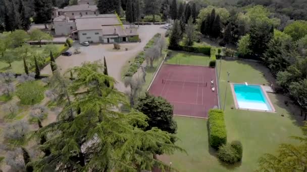 Letecká střela. Nádherná Vila s plaveckým bazénem a tenisovým kursem. Místo k rekreačním polím v oblasti italského Toskánska. — Stock video