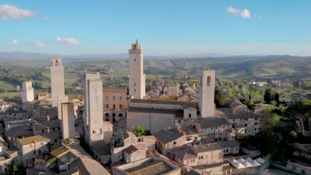 Luchtfoto. De middeleeuwse stad San Gimignano in Italië. Toscaanse kleine stad met een grote architectuur. — Stockvideo