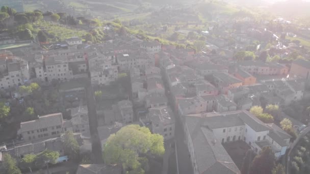 Antenn skott. Den medeltida staden San Gimignano i Italien. Toskansk liten stad med en fantastisk arkitektur. Sunset ram — Stockvideo