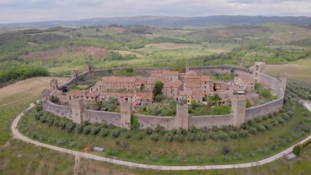 Um tiro aéreo em Monteriggioni. Castelo medieval em uma colina, preservado até hoje na Toscana italiana. Verão — Vídeo de Stock