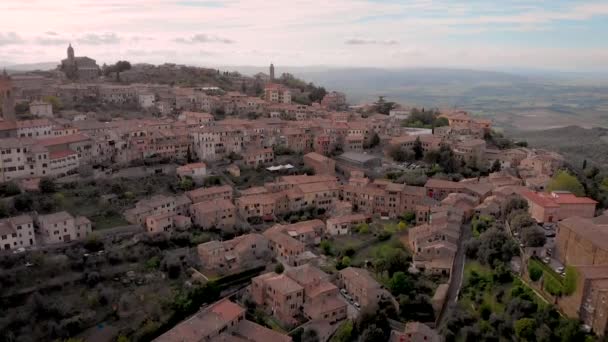 Un disparo aéreo a Montalcino. Ciudad medieval en la colina. Brunello vino patria, Toscana Italia . — Vídeos de Stock