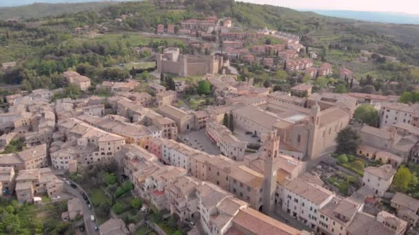 Un disparo aéreo a Montalcino. Ciudad medieval en la colina. Brunello vino patria, Toscana Italia . — Vídeos de Stock