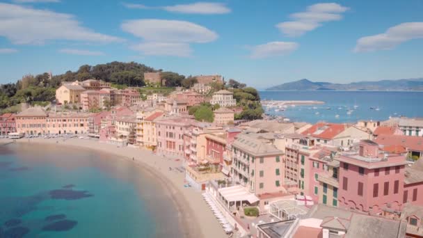 Tiro aéreo. Sestri Levante, uma bela cidade na costa da Ligúria, na Itália. Paisagem da cidade, no quadro do mar, iates e da praia . — Vídeo de Stock