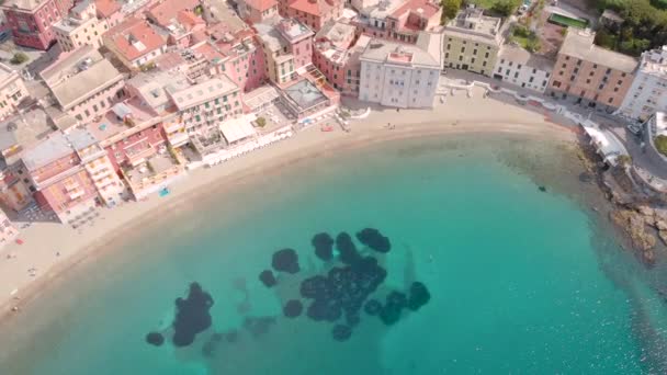 Colpo aereo. Sestri Levante, bella cittadina sulla costa ligure in Italia. Paesaggio urbano, nella cornice del mare, yacht e la spiaggia . — Video Stock