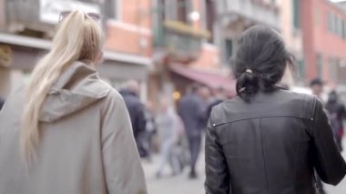 Venedik'te iki kız yürüyor. Kız arkadaşlar ünlü şehirden etkilenirler. Avrupa'da turizm. Bahar