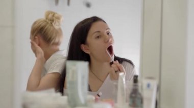 İki güzel kız banyo aynasının önünde makyaj yapıyorlar. Kadınlar dışarı çıkmaya hazırlanıyor. Arkadaşlar yürüyüş için toplandı.