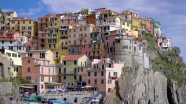 Cinque Terre İtalya ünlü kasaba. Manarola, renkli evler ile kayalık bir sahil üzerinde güzel bir kasaba. Liguria