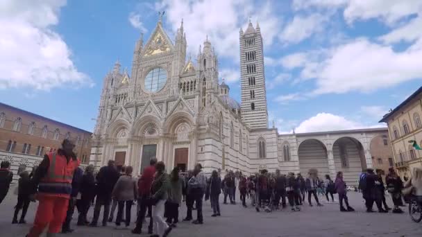 Čas se propadá. Siena gotická katedrála. Mnoho turistů na náměstí před orientačním bodem. Mraky se rychle zametávají. — Stock video