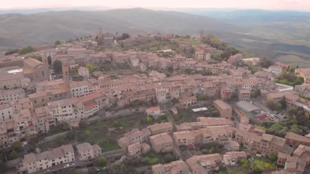 Luftaufnahme der Stadt Montalcino mit alten Backsteinhäusern. — Stockvideo