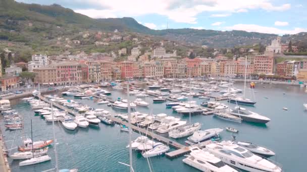 Drone luchtopnames van Santa Margherita Ligure in de zomer. — Stockvideo