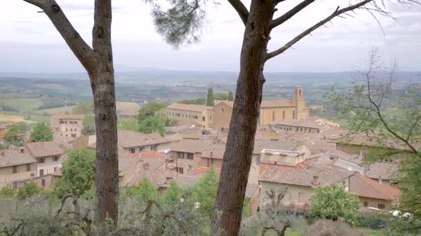 Piękne strzelanie z Montalcino wsi od wzgórza w lecie. — Wideo stockowe