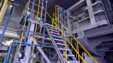 Metalurji fabrikasında ekipman elemanları.