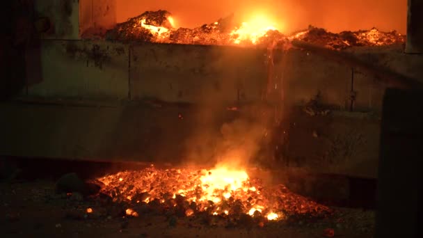 熔炉中工厂金属熔化的过程。工人去除炉渣,获得纯合金. — 图库视频影像
