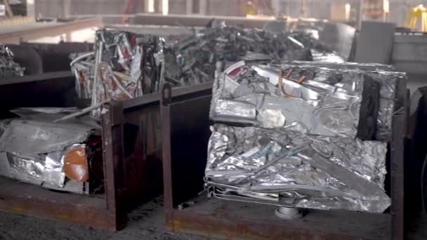 Altmetall recyceln. im Rahmen Briketts aus Aluminiumabfällen gepresst. — Stockvideo