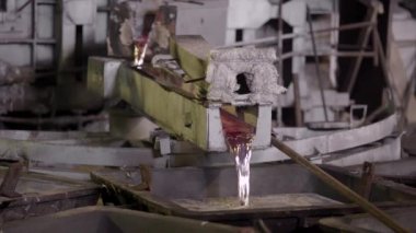 Yakın çekim, sıcak metal fırınlar özel banyolar dökülür. Alüminyum, mühendislik yaygın olarak kullanılan malzeme. Yeni metal alma