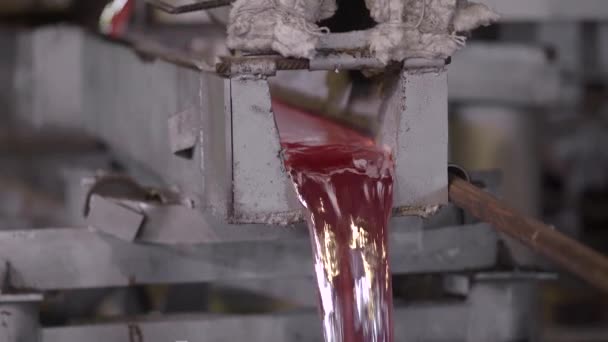 Close-up, het hete metaal wordt afgevoerd uit de oven. Kreek gesmolten aluminium. Metallurgische industrie — Stockvideo