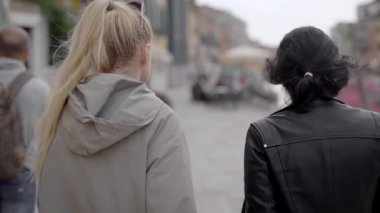 Arkadaşlar Venedik etrafında seyahat. Italya 'daki ünlü şehir, sokakları ve kafeleri ile antik mimariyi de çekmektedir..