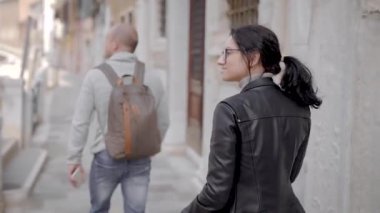 Arkadaşlar Venedik etrafında seyahat. Italya 'daki ünlü şehir, sokakları ve kafeleri ile antik mimariyi de çekmektedir..