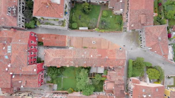 空中ショット。ヨーロッパの都市の古い部分の上からの眺め。タイル張りの屋根と石畳の歩道を持つ典型的な家. — ストック動画
