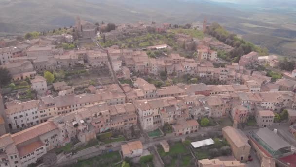 Un disparo aéreo. Ciudad en Toscana italiana. Montalcino es hermoso al atardecer . — Vídeos de Stock