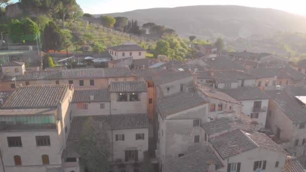 Tiro aéreo. Bela Toscana Italiana. Cidade em Toscana, San Gimignano. Uma noite aconchegante em um lugar bonito — Vídeo de Stock