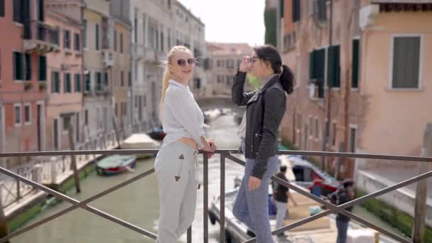 Los amigos viajan por Venecia. La famosa ciudad de Italia atrae con sus calles y cafés, así como la arquitectura antigua . — Vídeo de stock