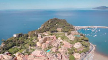 Hava atışı. Italyan Liguria kasabasında. Sestri Levante, güzel bir koy ve rahat evler ile tatil kasabası