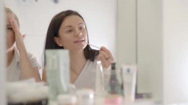 Partiye iki arkadaş gidiyor. Genç kadınlar banyo makyaj koymak.