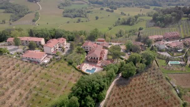 Luftaufnahme. schöne italienische Toskana. Blick auf kleine Städte oder Villen. — Stockvideo