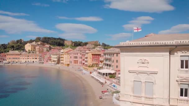 Un disparo aéreo. Ciudad en Liguria italiana. Sestri Levante, ciudad turística con una hermosa bahía, y acogedoras casas . — Vídeos de Stock