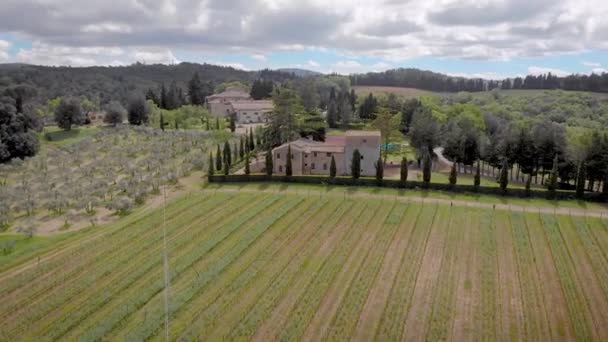 Un disparo aéreo. Hermosa Toscana italiana, y sus viñedos. En la granja marco con campos . — Vídeo de stock