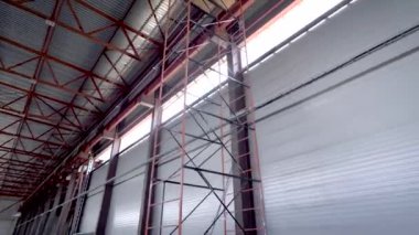 Tavan endüstriyel hangar veya ambar. Yüksek tavan, ciddi metal konstrüksiyon. Yapı