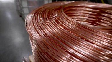 Bakır çubuk. Kalın bakır tel büyük bir bobin içine sarılmış. Bakır her yerde kullanılan nadir metaller biridir.