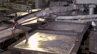 Yakın çekim, sıcak metal fırınlar özel banyolar dökülür. Alüminyum, mühendislik yaygın olarak kullanılan malzeme. Yeni metal alma