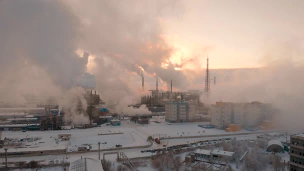 Production chimique géante, beaucoup de tuyaux émettent des polluants dans l'atmosphère. Complexe industriel — Video