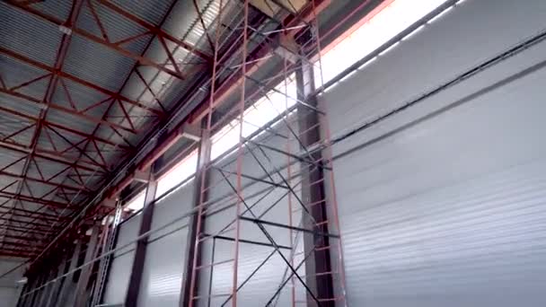 Ceiling industrial hangar or warehouse. High ceiling, serious metal construction. The build — Stock Video