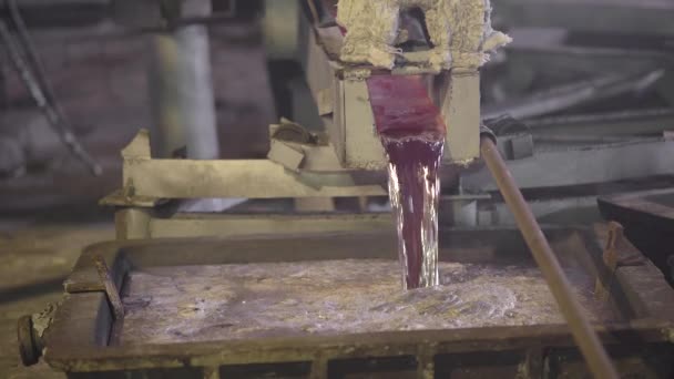 Close-up, the hot metal is drained from the furnace. Creek molten aluminum. Metallurgical industry — Stock Video