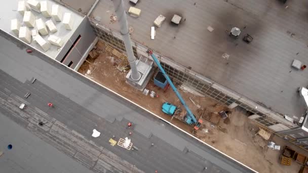 Trabajadores en una obra de construcción. El proceso de hidroaislamiento del techo. Con la ayuda de un material especial, el techo está cubierto. trabajo — Vídeo de stock