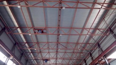 Tavan endüstriyel hangar veya ambar. Yüksek tavan, ciddi metal konstrüksiyon. Yapı