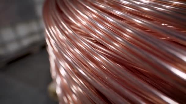 Varilla de cobre. Alambre de cobre grueso enrollado en una enorme bobina. El cobre es uno de los metales raros utilizados en todas partes . — Vídeos de Stock