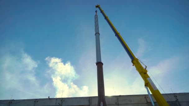 Construir un sitio industrial. Una grúa gigante instala una tubería . — Vídeos de Stock