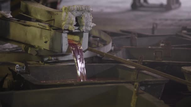Közeli, a forró fém elszívja a kemencét. Creek olvadt alumínium. Kohászati ipar — Stock videók