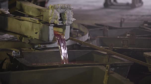 Close-up, the hot metal is drained from the furnace. Creek molten aluminum. Metallurgical industry — Stock Video