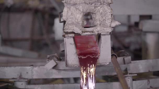 Close-up, o metal quente é drenado do forno. Alumínio fundido Creek. Indústria metalúrgica — Vídeo de Stock