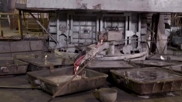 Gros plan, le métal chaud est versé des fours bains spéciaux. L'aluminium, le matériau qui est largement utilisé en ingénierie. Obtenir du nouveau métal 