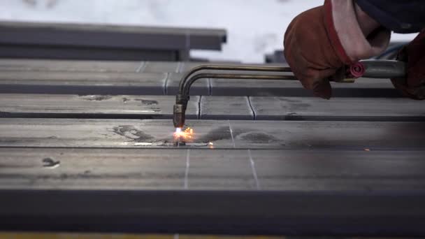 The builder cuts the metal with a special burner. Protective gloves — Stock Video